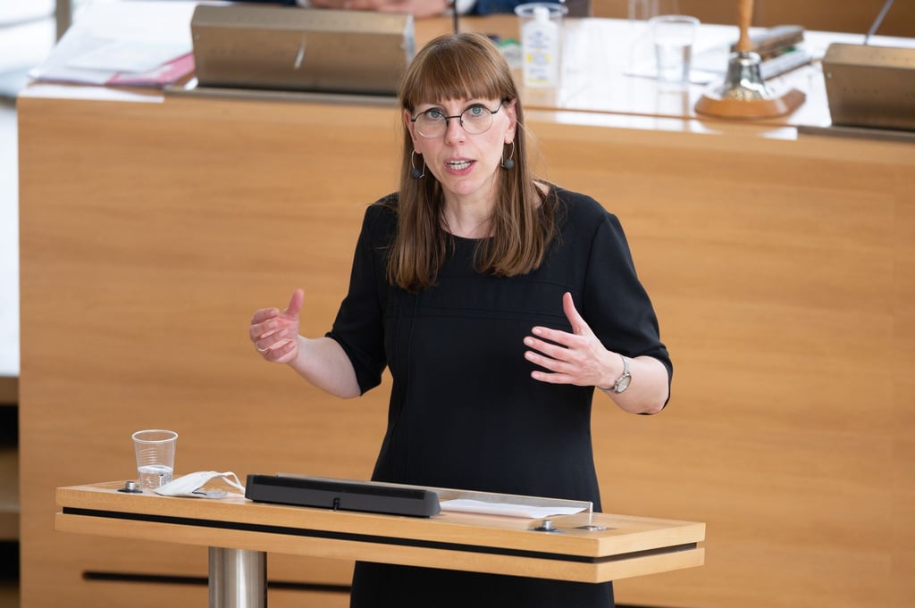 Katja Meier (Bündnis90/Die Grünen) spricht im Plenum zu den Abgeordneten.