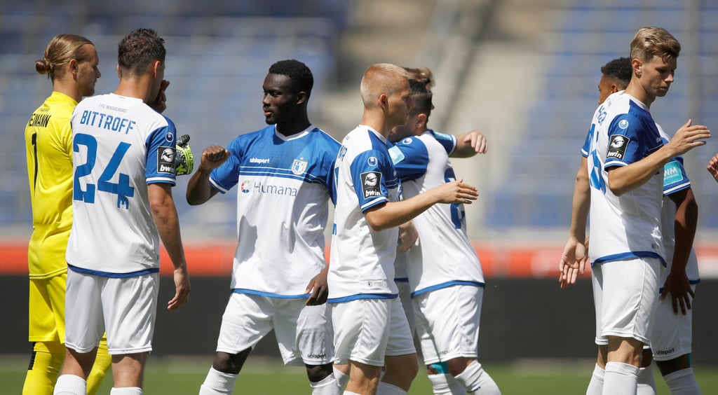 Die Mannschaft vom 1.FC Magdeburg klatscht ab