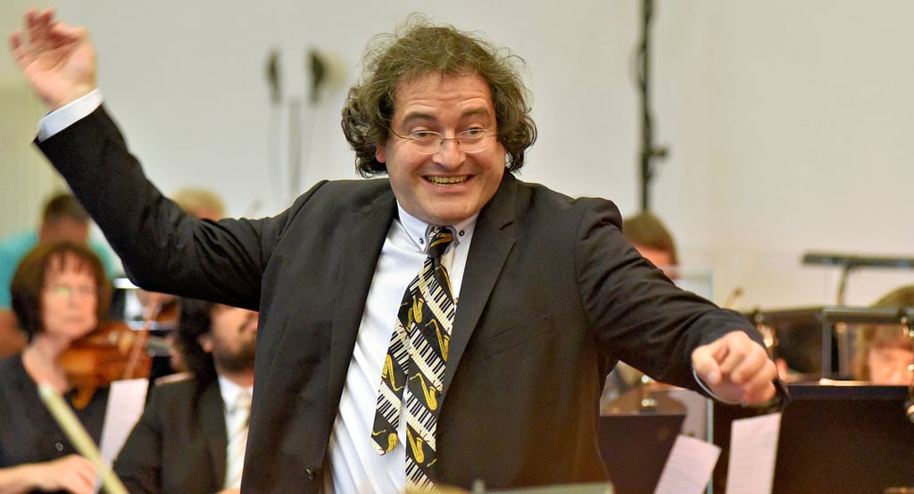 Jan Michaael Horstmann, Chefdirigent der Mitteldeutschen Kammerphilharmonie Schönebeck freut sich auf das Konzert in der Zerbster Stadthalle.