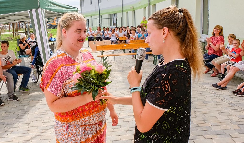 Die Leiterin der Jessener Förderschule „Lebensweg“, Nadine Helwig, überreicht Selina Henschel zum Abschied einen Blumenstrauß.