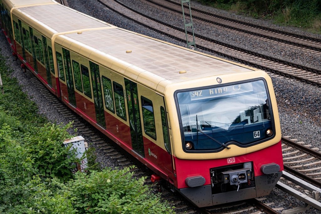 Die Ringbahn S41 fährt durch Berlin-Prenzlauer Berg.