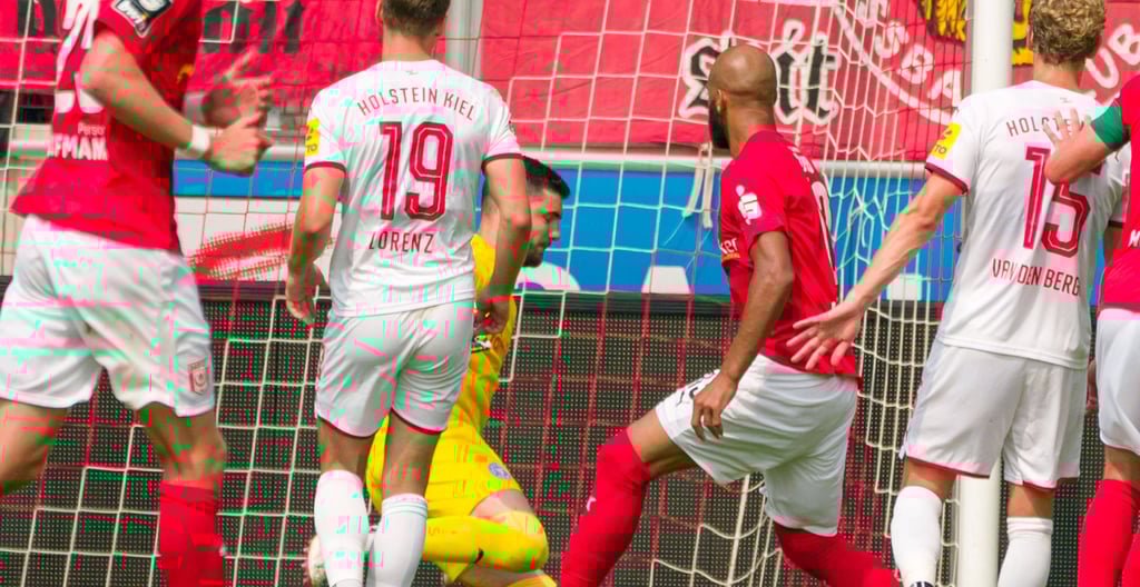 Terrence Boyd (HFC, 13) (2.v.re.) trifft zum 1:0 gegen Torwart Ioannis Gelios (Kiel, 1).