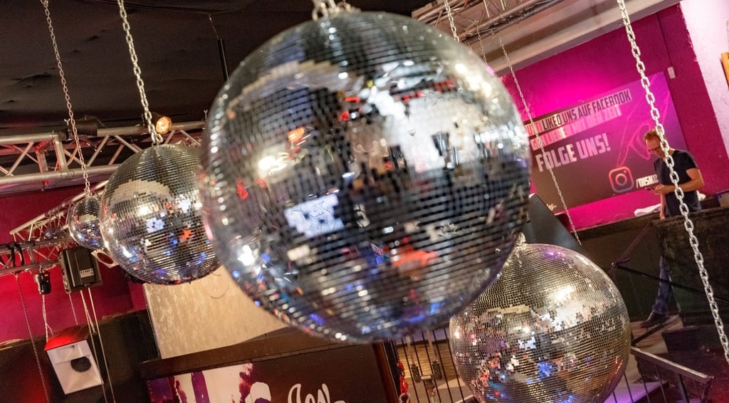 Disko-Kugeln hängen in der Diskothek Joy.