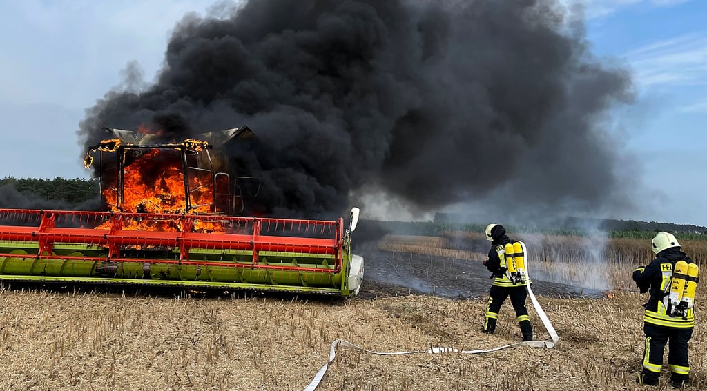 Am Freitagabend ist gegen 18 Uhr auf einem Feld nahe Wertlau ein Mähdrescher in Flammen aufgegangen.