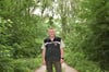 Die Natur kann auch ohne den Menschen, aber nicht umgekehrt: Revierförster Jens Dedow auf einem Waldweg in der Kreuzhorst.
