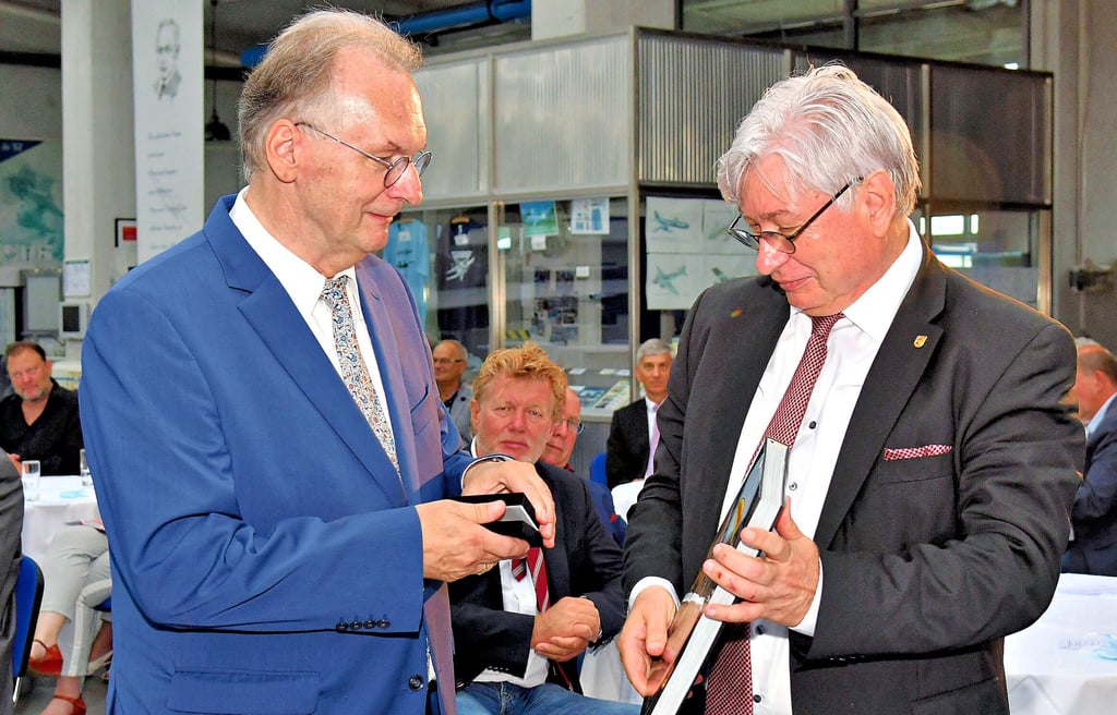 In Anerkennung der Verdienste von Peter Kuras überreicht Reiner Haseloff die Ehrennadel des Minsterpräsidenten.
