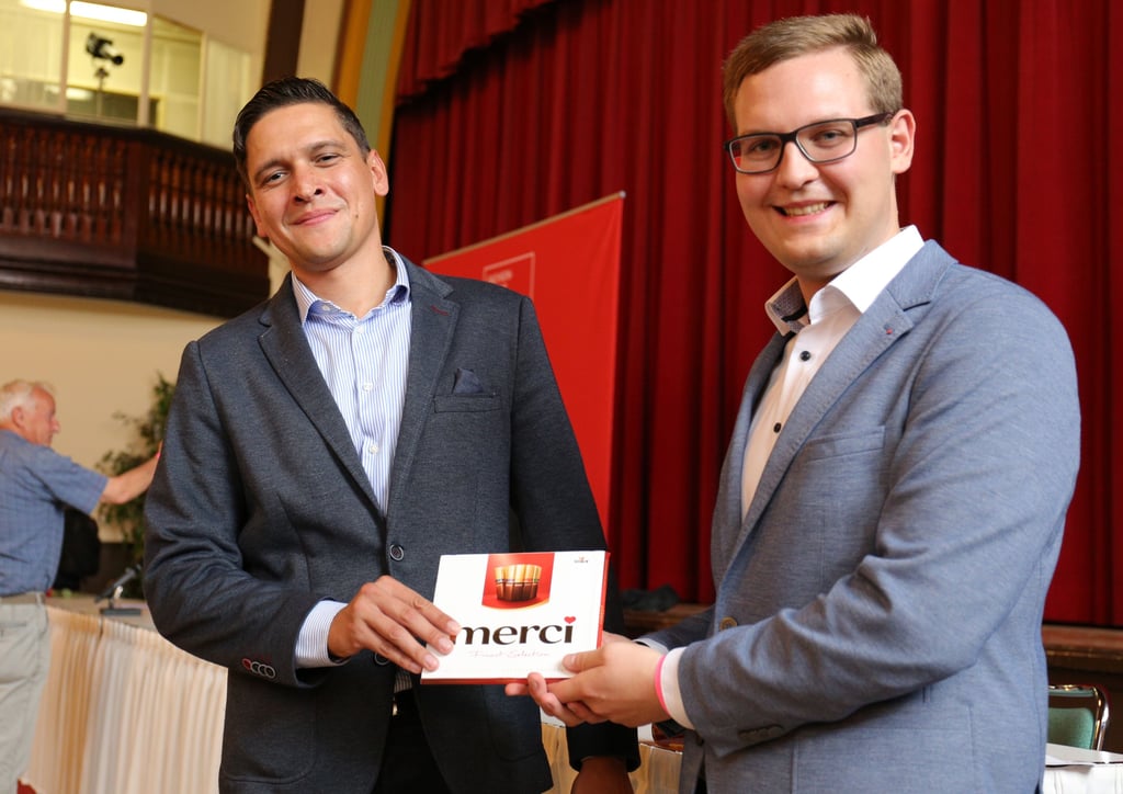 Der neue SPD-Kreisvorsitzende Jannis Gallinat bedankt sich bei seinem Vorgänger Dr. Roger Stöcker (l.).