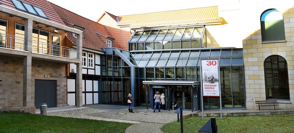 Besucher gehen in die Lyonel-Feininger-Galerie.