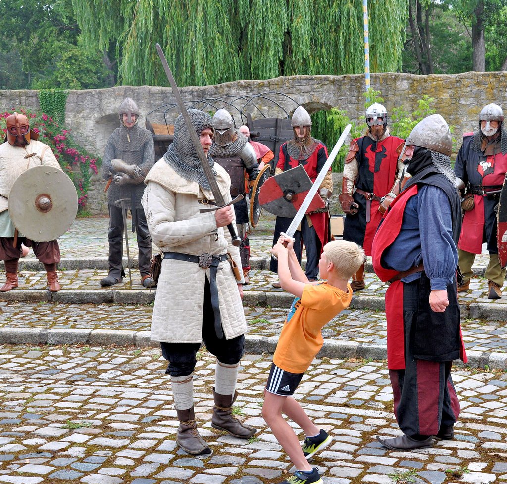 Auch die Kinder, wie hier der kleine Finn, konnten ihre Fechtkünste mit den großen Rittern unter Beweis stellen und machten dabei keine schlechte Figur.