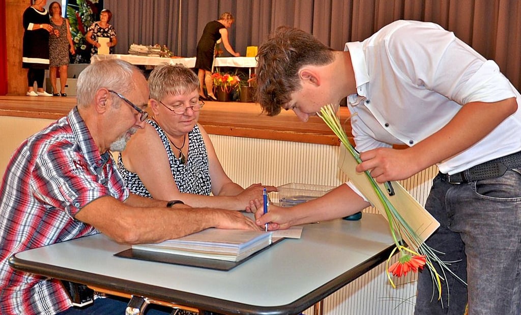 Eine Tradition der Ciervistis, die Absolventen tragen sich in das Jahrbuch der Schule ein, wie hier gerade Nick Hoffmann.