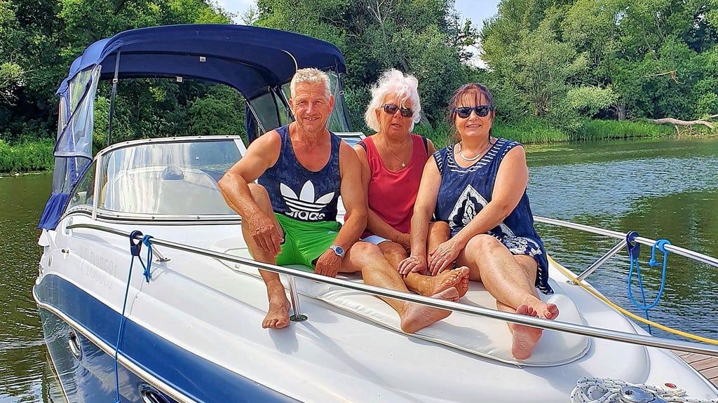 Axel und Kerstin Meilicke aus Stüdenitz - hier mit Hafenmeisterin Sigrid Weidenbach in der Mitte - sind fast an jedem Wochenende in Havelberg. "Wir fühlen uns hier sauwohl", sagen sie.