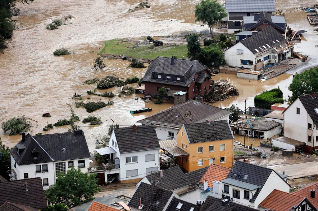 In der Eifel haben heftige Regenfälle und Dauerregen für Überschwemmungen und Überflutungen gesorgt. Im Ahrtal trat der Fluss vielerorts über die Ufer und überschwemmte nicht nur Keller sondern ganze Ortschaften. Im Bild eine Ortschaft an der Straße zwischen Dernau und Walporzheim, die von den Fluten auf einem Abschnitt einfach mitgerissen wurde.