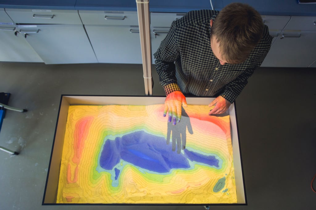 Benjamin Groth, Student der Wasserwirtschaft Magdeburg-Stendal, demonstriert die Anwendung der Magic Sandbox.
