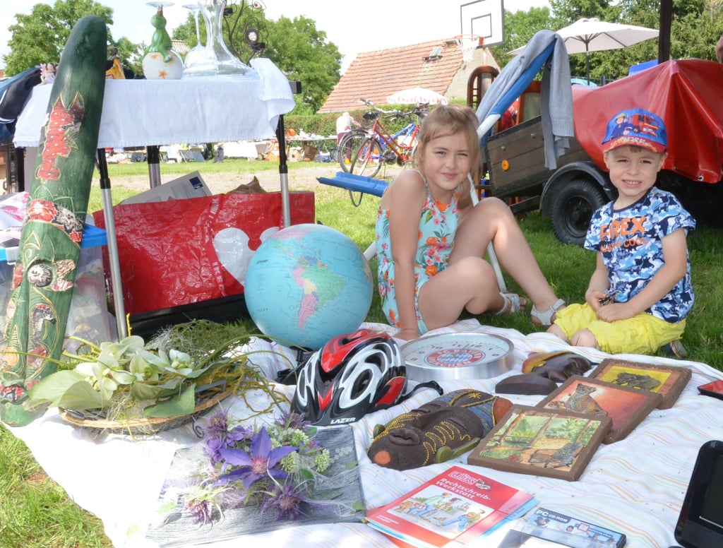 Philipp und Sophie haben sich auf dem Markt auch etwas aussuchen dürfen: Der Junge hat einen kleinen Dino, das Mädchen nahm den Globus.