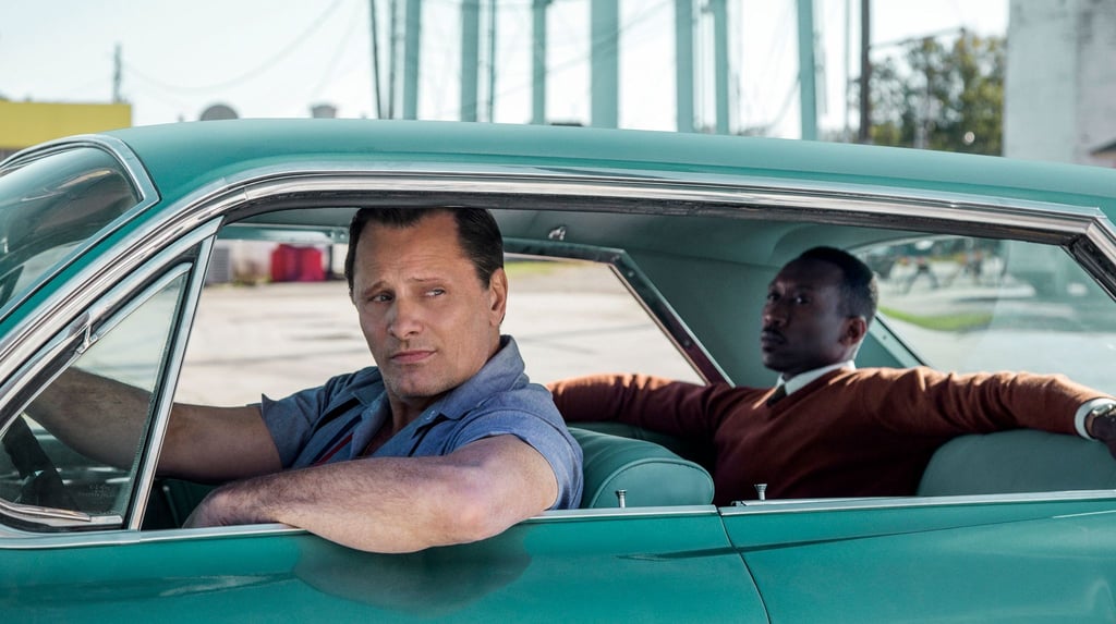 Der gefeierte Pianist Dr. Donald Shirley (Mahershala Ali, r) lässt sich vom Nachtklub-Türsteher Tony (Viggo Mortensen, l) im Cadillac DeVille chauffieren.