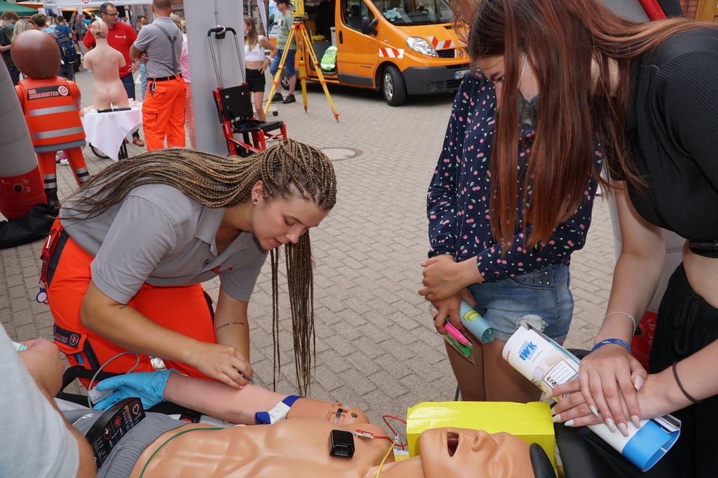 Am Stand der Johanniter interessierten sich Jana Ihde und Emely Wetzel für eien Ausbildung im Sanitätsdienst. Nele Köppen zeigt das Legen eines Zugangs an der Reanimationspuppe.