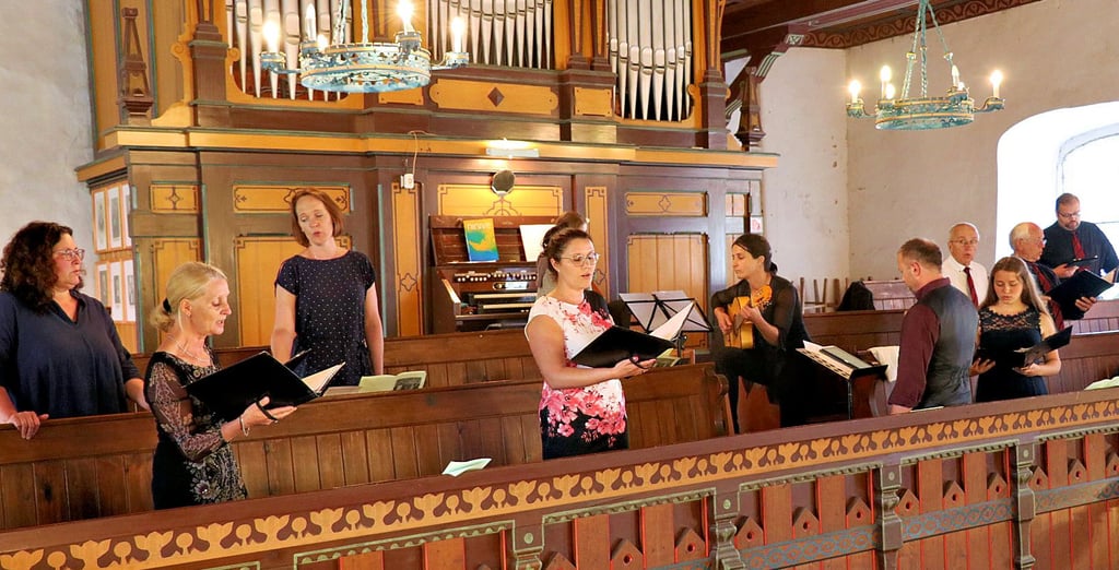 Der Kammerchor All´Cantara umrahmte von der Empore der Katharinenkirche mit weltlichen Klassikern den Festgottesdienst.