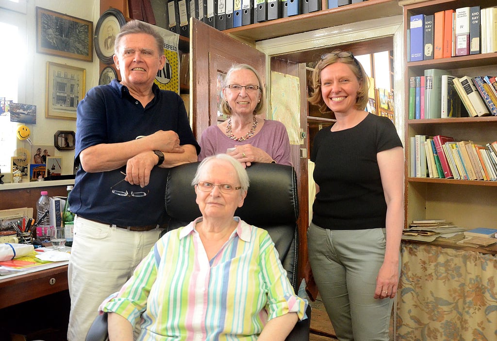 Lutz und Sibylle Kreisel, Ute Lemm (von links) und Ingrid Rosenthal (sitzend) nehmen Abschied vom Laden ihrer Tante und Großtante Helga Weyhe.