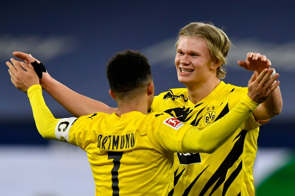 Erling Haaland (r) freut sich mit Mannschaftskamerad Jadon Sancho über einen Dortmunder Sieg.