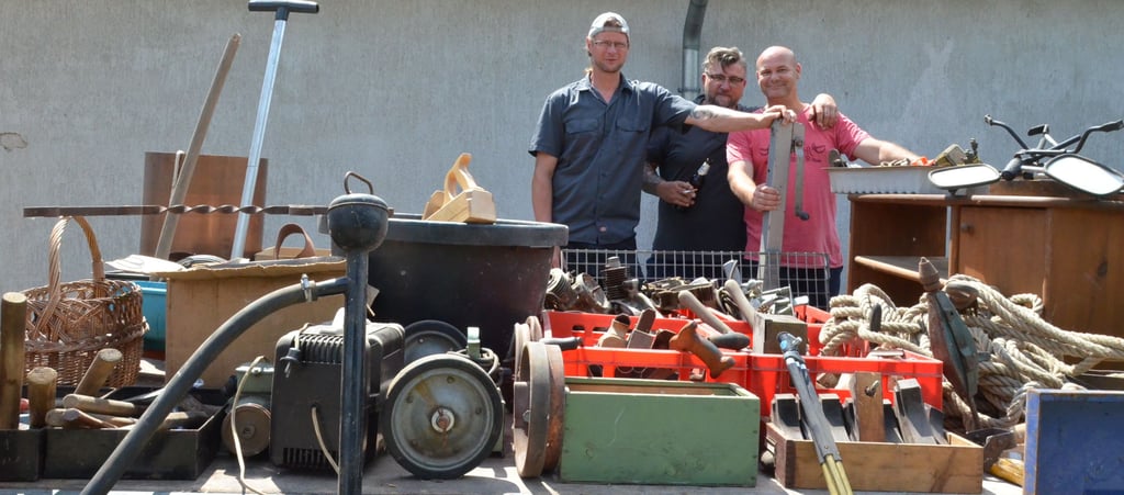 Aus Warnau waren Jörg Busack und Michael Kruse erstmals beim Trödelmarkt dabei, Michael Gauch plauderte gerade mit ihnen (von links).
