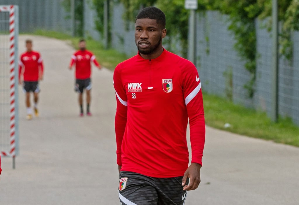 Will wohl seinen Vereinswechsel erzwingen: Kevin Danso vom FC Augsburg.