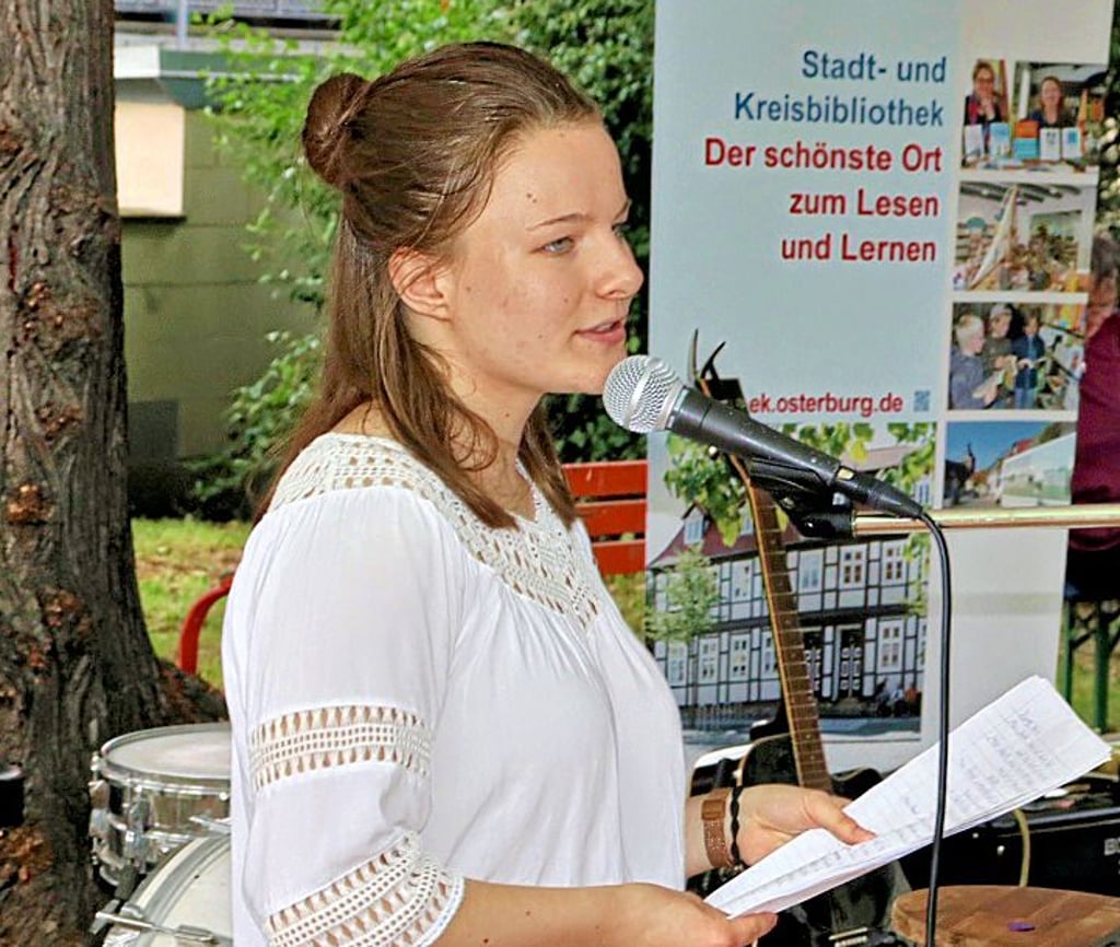 Poetry-Slammerin Paula Heidenreich bei ihrem Vortrag.