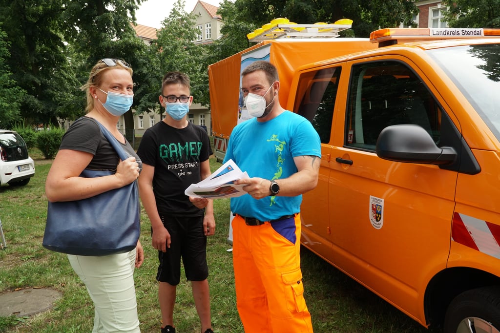 David Eckhardt von der Kreisstraßenmeisterei in Tangermünde stellt Thorben Dupke und Mutter Katja die Berufsausbildung zum Straßenwärter vor.