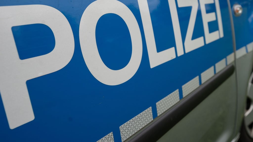 Bei einer Auseinandersetzung zwischen zwei Männern in einer Gemeinschaftsunterkunft in Magdeburg ist ein 18-Jähriger durch Messerstiche lebensgefährlich verletzt worden.