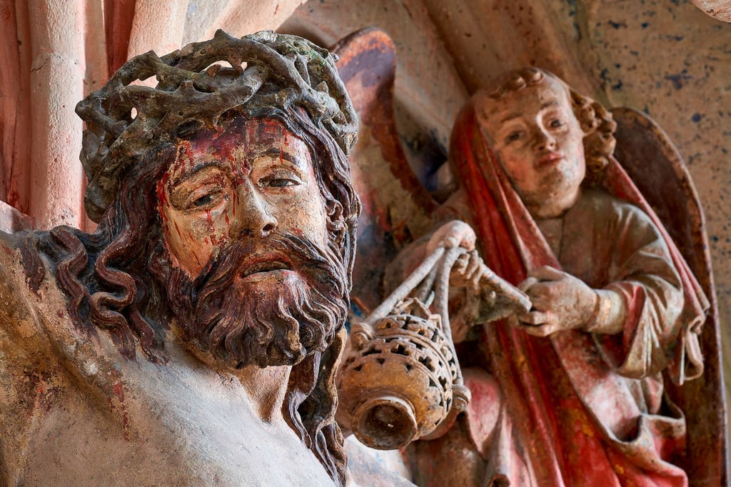 Ein Detailfoto vom Lettner im Naumburger Dom.