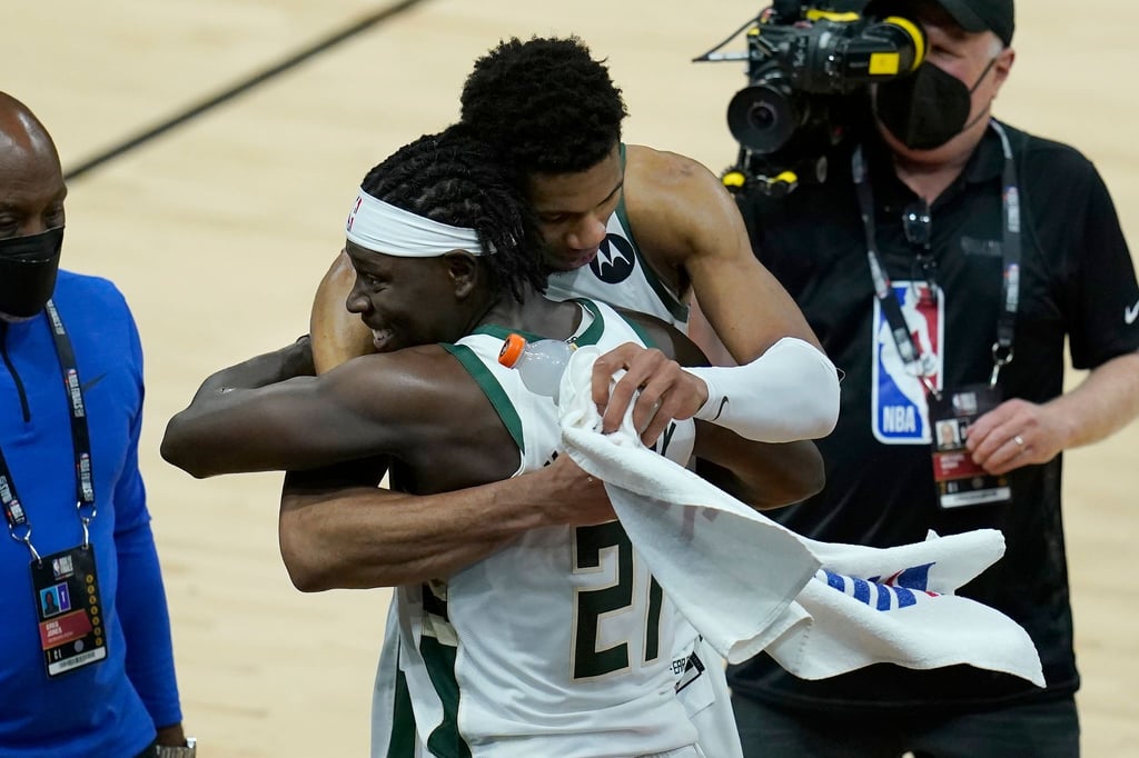 Giannis Antetokounmpo von den Milwaukee Bucks umarmt Teamkollege Jrue Holiday (v).