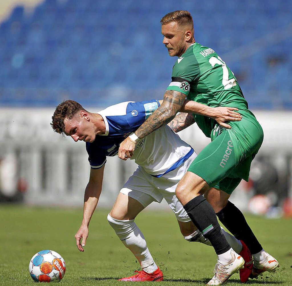 Vor allem offensiv überzeugten Florian Kath (l.) und der FCM gegen den Zweitligisten Hannover 96 um Kapitän Marcel Franke.