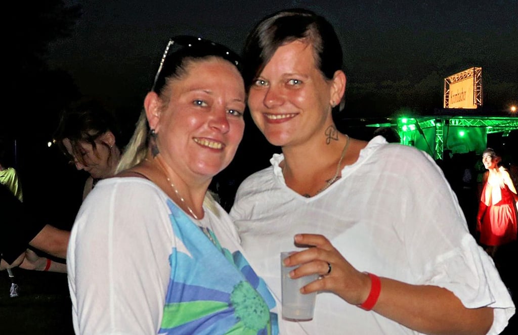 Cindy Handzelek (links) und Freundin Julia Walter hatten bei den "Osterburger Sommernächten" viel Spaß.