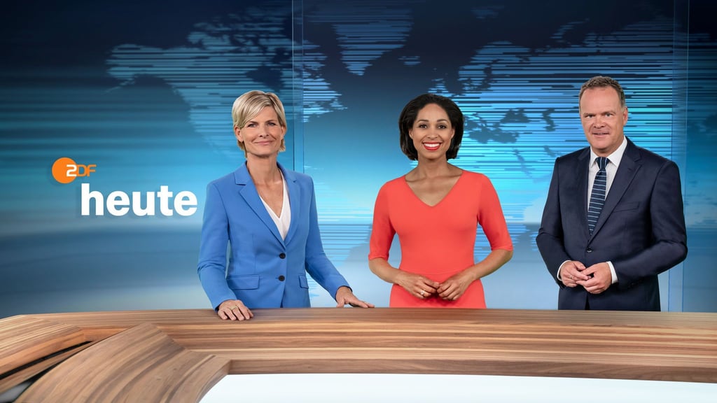 Barbara Hahlweg, Jana Pareigis und Christian Sievers im ZDF-Nachrichtenstudio.