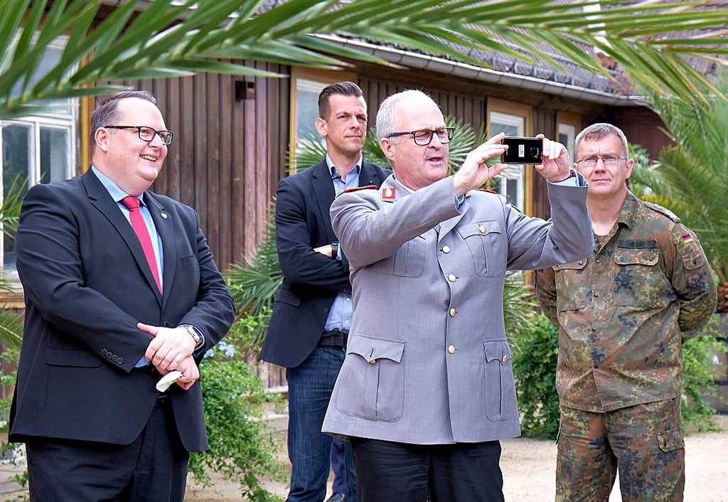 Der Generalinspekteur der Bundeswehr, General Eberhard Zorn, zückte beim Anblick der Barocken Gärten Blankenburgs sofort sein Handy, um Fotos zu machen.