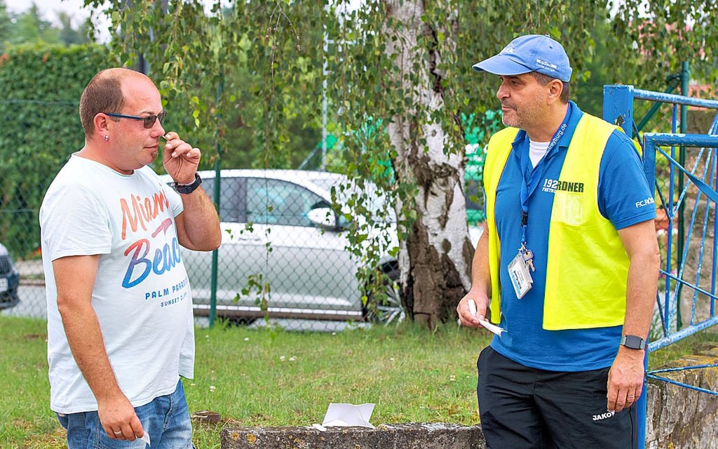Vor dem Spiel der Jahnstädter gegen Nessa: Zuschauer Tino Stockmann (l.), hier mit FC-RSK-Päsident Thomas Postleb, macht einen Corona-Schnelltest.