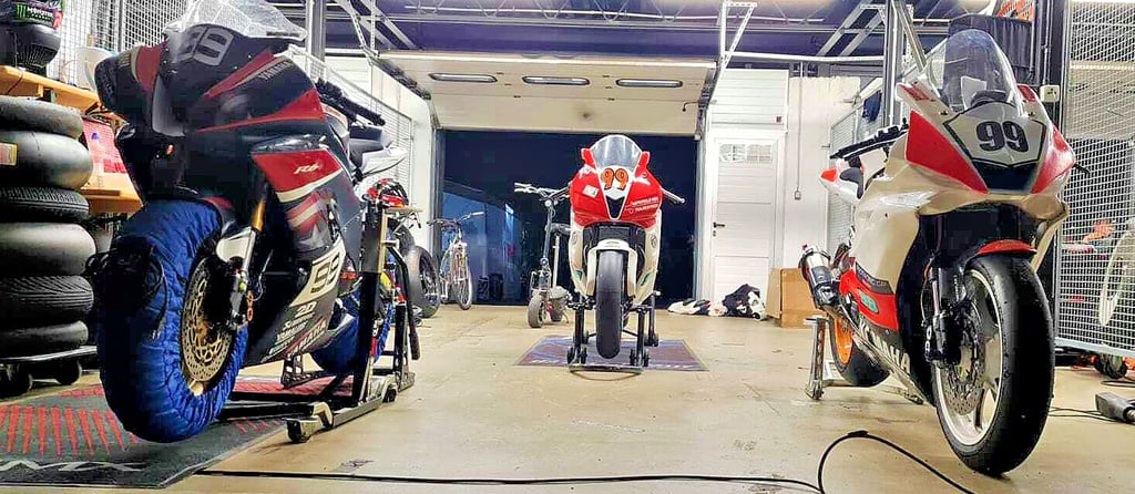Lukas Frankes Honda CBR 600 RR (Mitte) am Rande des Rennens zur Deutschen Langstreckenmeisterschaft in Most.