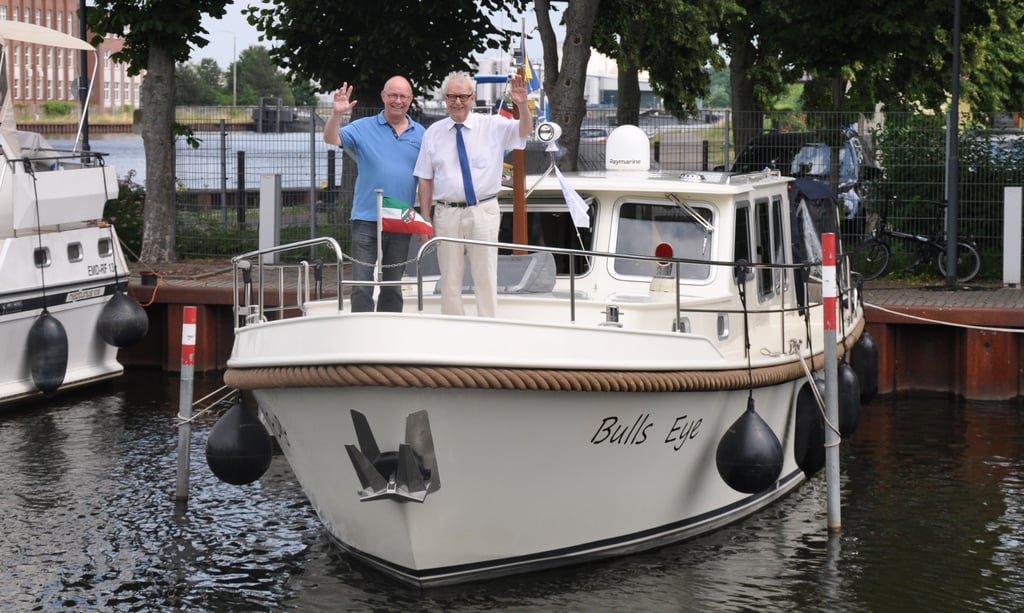 Peter Schwab (links) war mit seinem Boot "Bulls eye" im Genthiner Hafen zu Gast. Stadtrat Horst Leiste schaute auf dem Boot vorbei