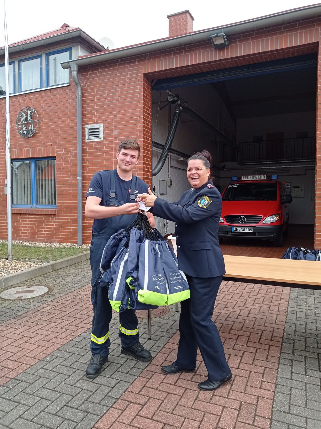 Daniela Quenstedt, Vorsitzende des Kreisfeuerwehrverbandes, bei der Übergabe der Starter-Sets an der Ortsfeuerwehr Gerwisch.