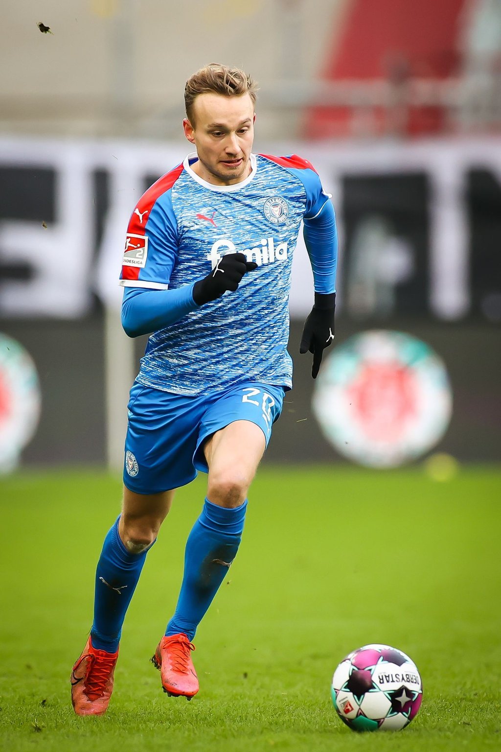 Jannik Dehm spielt den Ball.