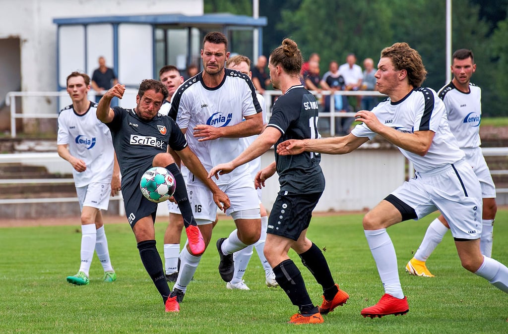 Gleich in seinem ersten Spiel für den gastgebenden Landesligisten SC Naumburg erfolgreich: Khemgin Solivani kann von den Lauchaern Johann Thieme (r.) und Christopher Schumann nicht am Schuss gehindert werden.
