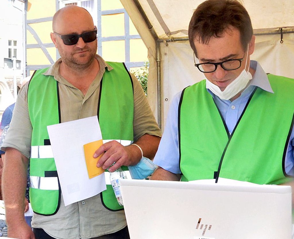 Der Leiter des Impfzentrums, Yves Müller (links), und Axel Schulz aus der Kreisverwaltung bei der Aufnahme im Impfzelt.