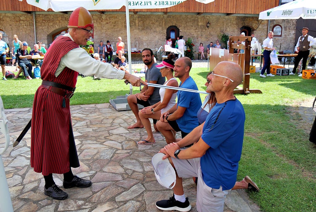 Darauf warten die Läufer, die zum ersten Mal beim Huy-Burgen-Lauf dabei sind, immer besonders - den Ritterschlag durch Ritter Bock (alias Reinhard Beyer).