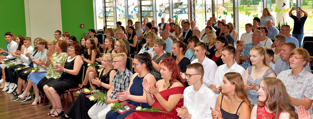In der Aula, wo sie vor sechs Jahren bei der Willkommensfeier der Fünftklässler ihre Zeit an der Sekundarschule begonnen hatten, erhielten die Absolventen ihre Abschlusszeugnisse.
