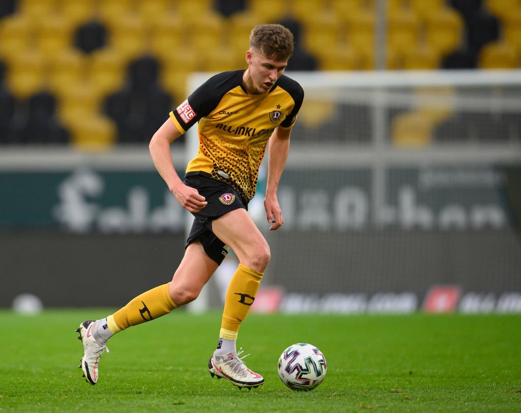 Dynamos Phil Harres spielt den Ball.