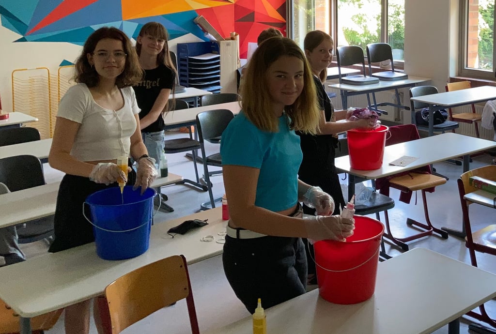 Die Schüler der Klasse 6.1 des Bördegymnasiums konnten beim Batik-Workshop ihren Ideen freien Lauf lassen.
