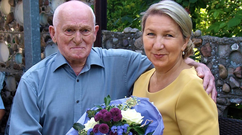 Herzlich und gerührt dankte Karl Feniuk an seinem 90. Geburtstag der Oebisfelder Ortsbürgermeisterin Bogumila Jacksch für die persönlich überbrachten Glückwünsche zu seinem Ehrentag.
