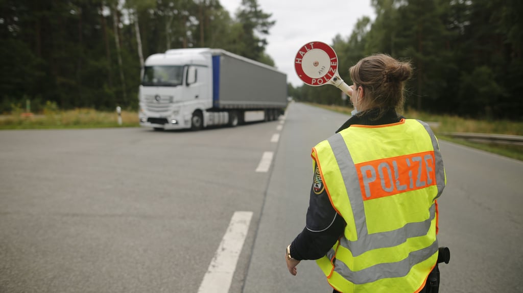 Am sogenannten Langen Heinrich an der Bundesstraße 71 bei Kakerbeck wurden die Lastkraftwagen von der Polizei rausgewunken.