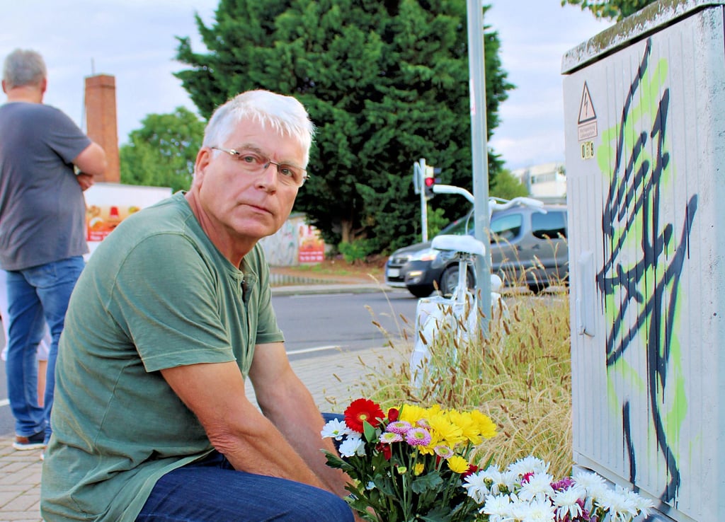 Siegfried Ludwig stellt für seine Frau an der Unfallstelle regelmäßig Blumen auf.