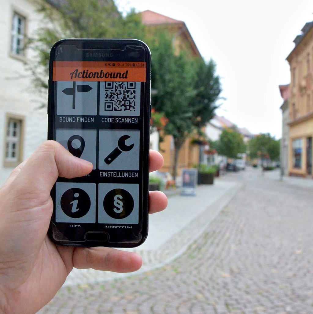 Mit der App ?Actionbound? können die Kinder den QR-Code auf dem Plakat scannen. Schon kann die digitale Schnitzeljagd durch die Innenstadt beginnen.