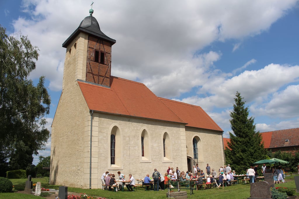 Grund zum Feiern: In Nutha wurde die Kirche wieder in Dienst genommen.